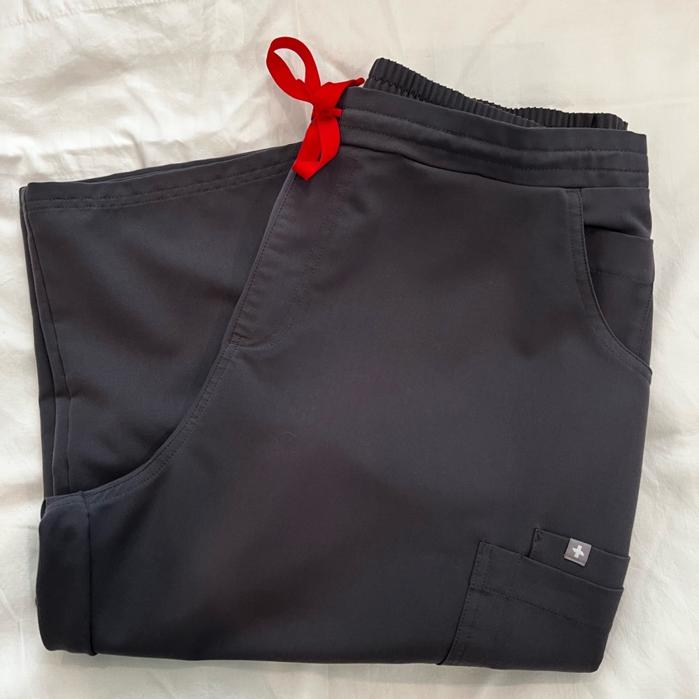 women's Charcoal Yola™ - Skinny Scrub Pants
L / Charcoal